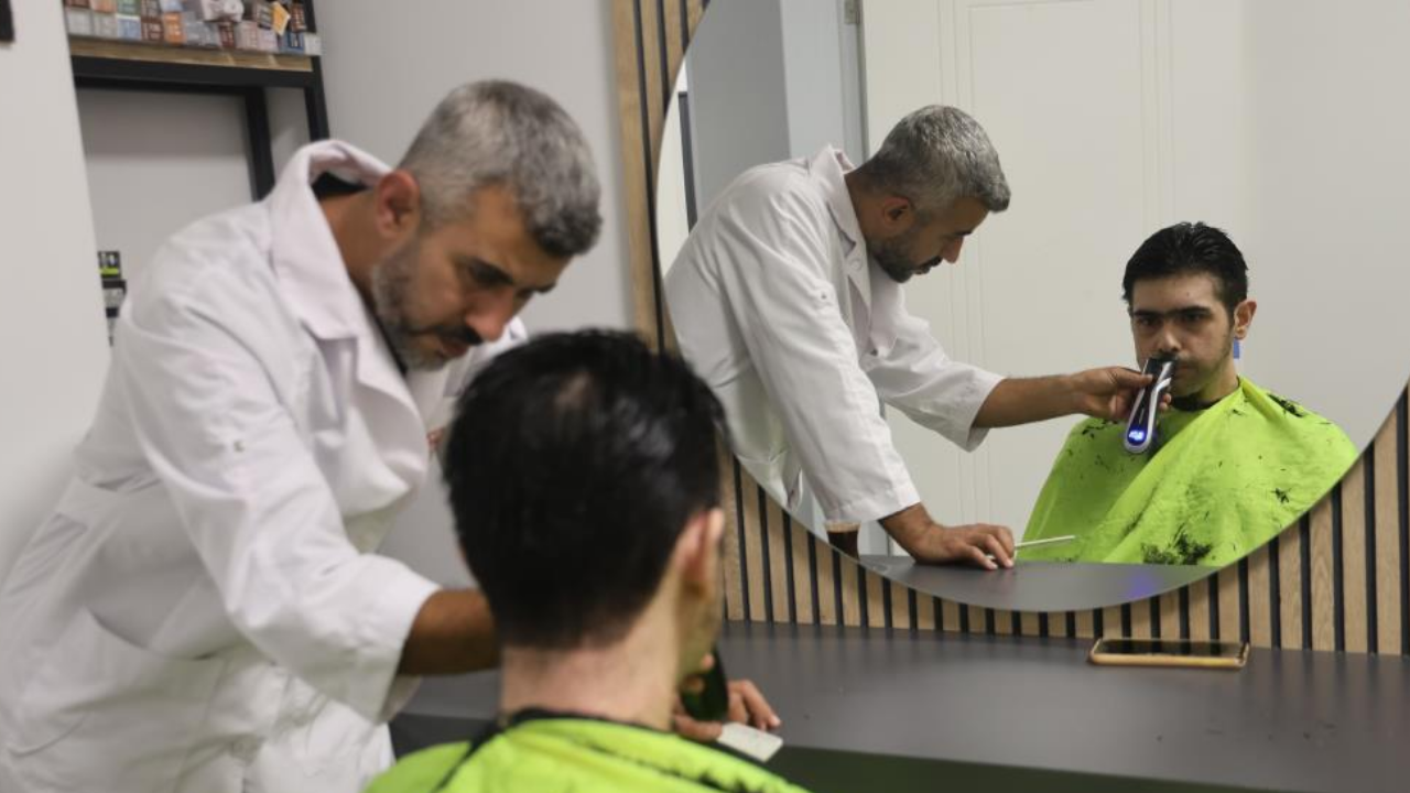 Deprem Sonrası 3 Yıldır Evden Çıkamayan Genç, Yıllar Sonra İlk Kez Banyo Yaptı! (1)