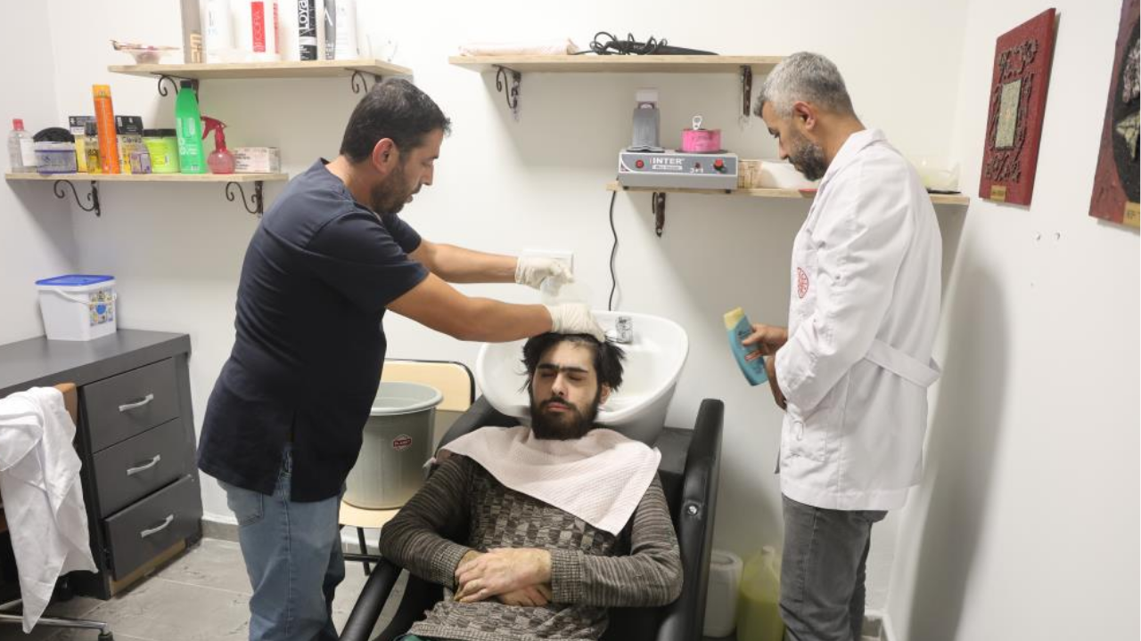 Deprem Sonrası 3 Yıldır Evden Çıkamayan Genç, Yıllar Sonra İlk Kez Banyo Yaptı! (3)