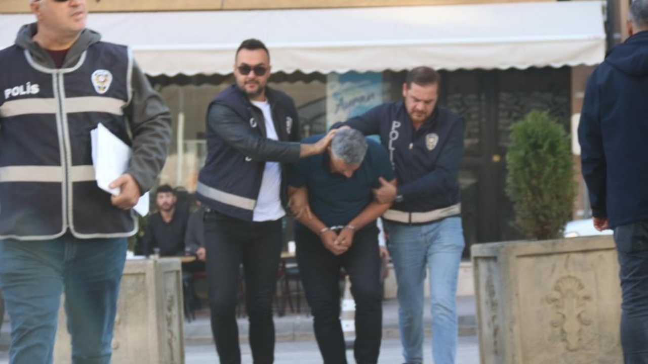 Eskişehir’de Market Ortasında Çocuğunu Tekmeleyen Baba Tutuklandı
