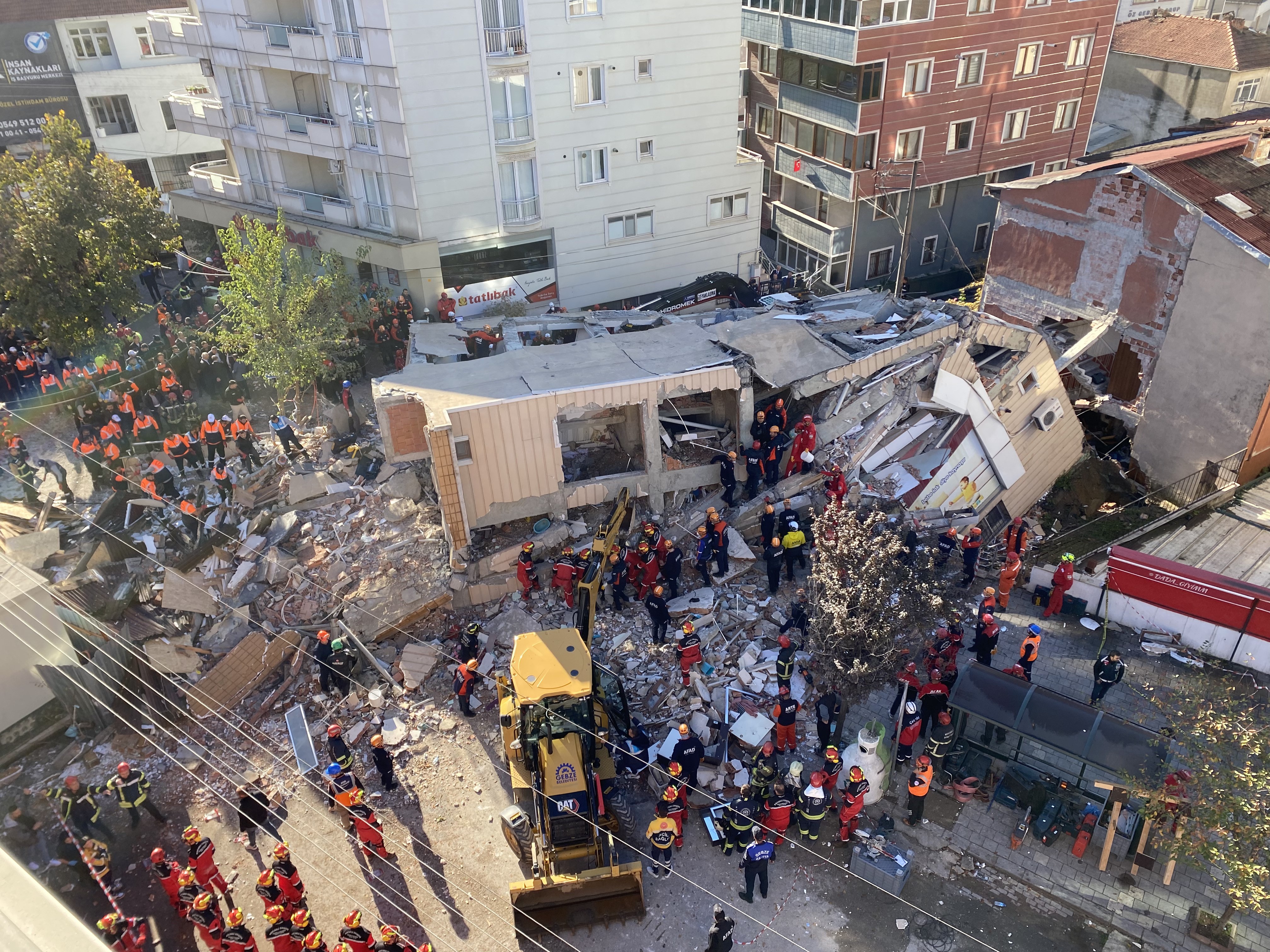 Gebze’de Çöken Binada Enkaz Altındaki Ailenin Kimlikleri Belli Oldu: Şok Detaylar Ortaya Çıktı! 04