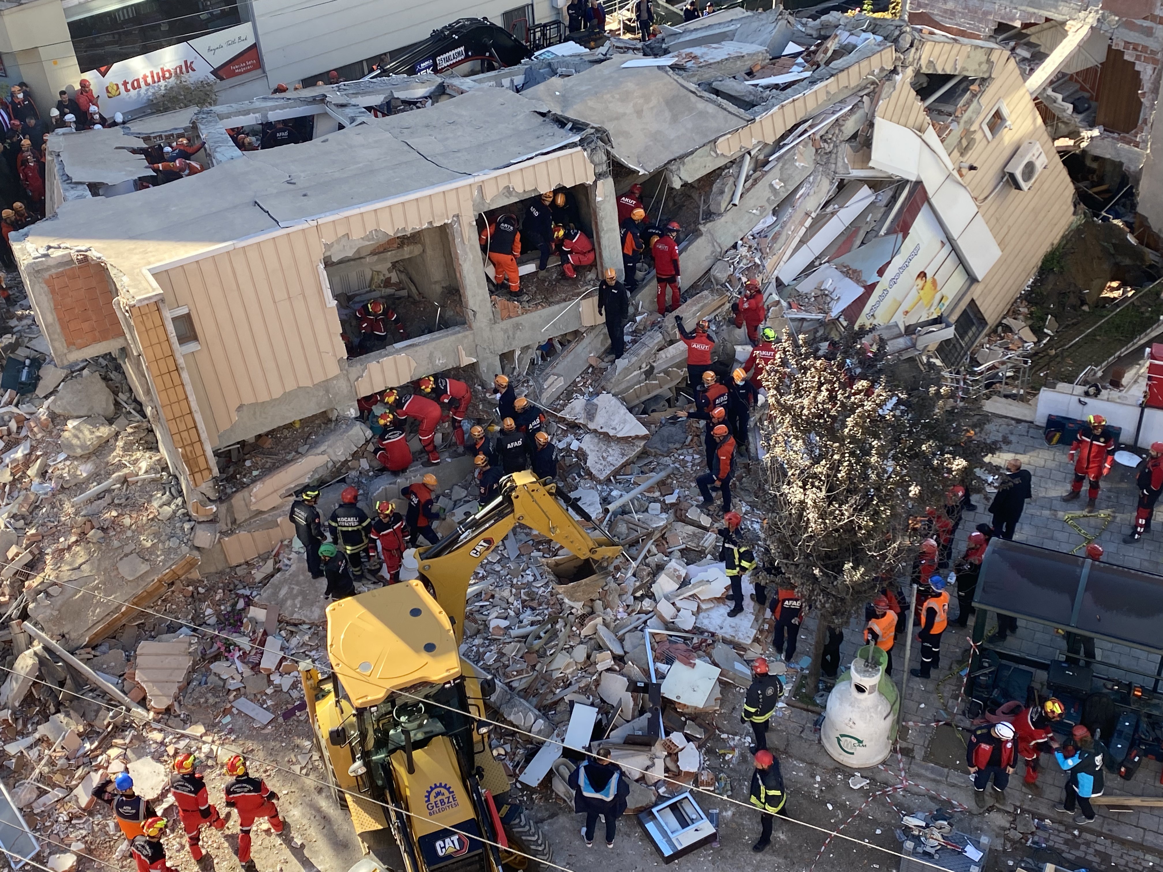 Gebze’de Çöken Binada Enkaz Altındaki Ailenin Kimlikleri Belli Oldu: Şok Detaylar Ortaya Çıktı! 05