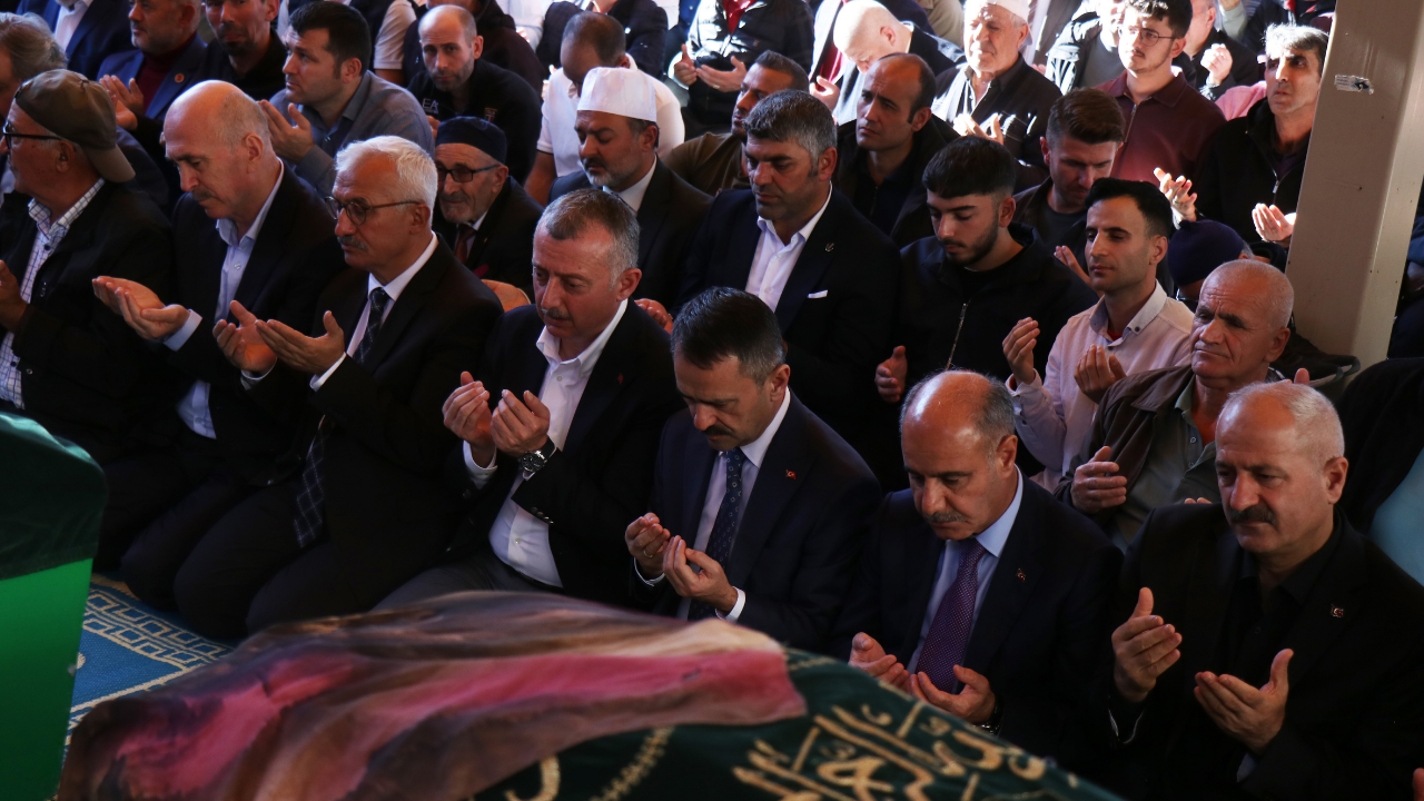 Gebze’de Enkaz Altında Kalarak Can Veren Bilir Ailesi Son Yolculuğuna Uğurlandı (5)