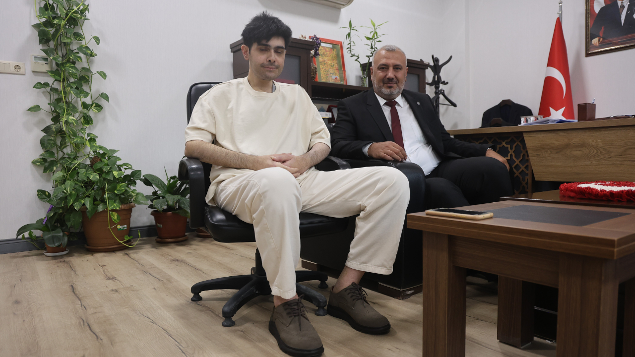 Hatay’daki Telefon Bağımlısı Genç 3 Yıl Sonra Ilk Kez Dışarı Çıktı Tıraş Oldu, Duş Aldı (4)