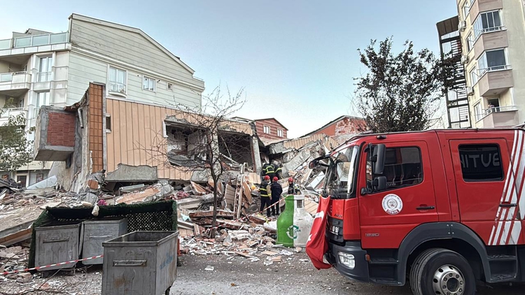 Son Dakika... Gebze'de 7 Katlı Bina Çöktü Enkaz Altında Kalanlar Var!5