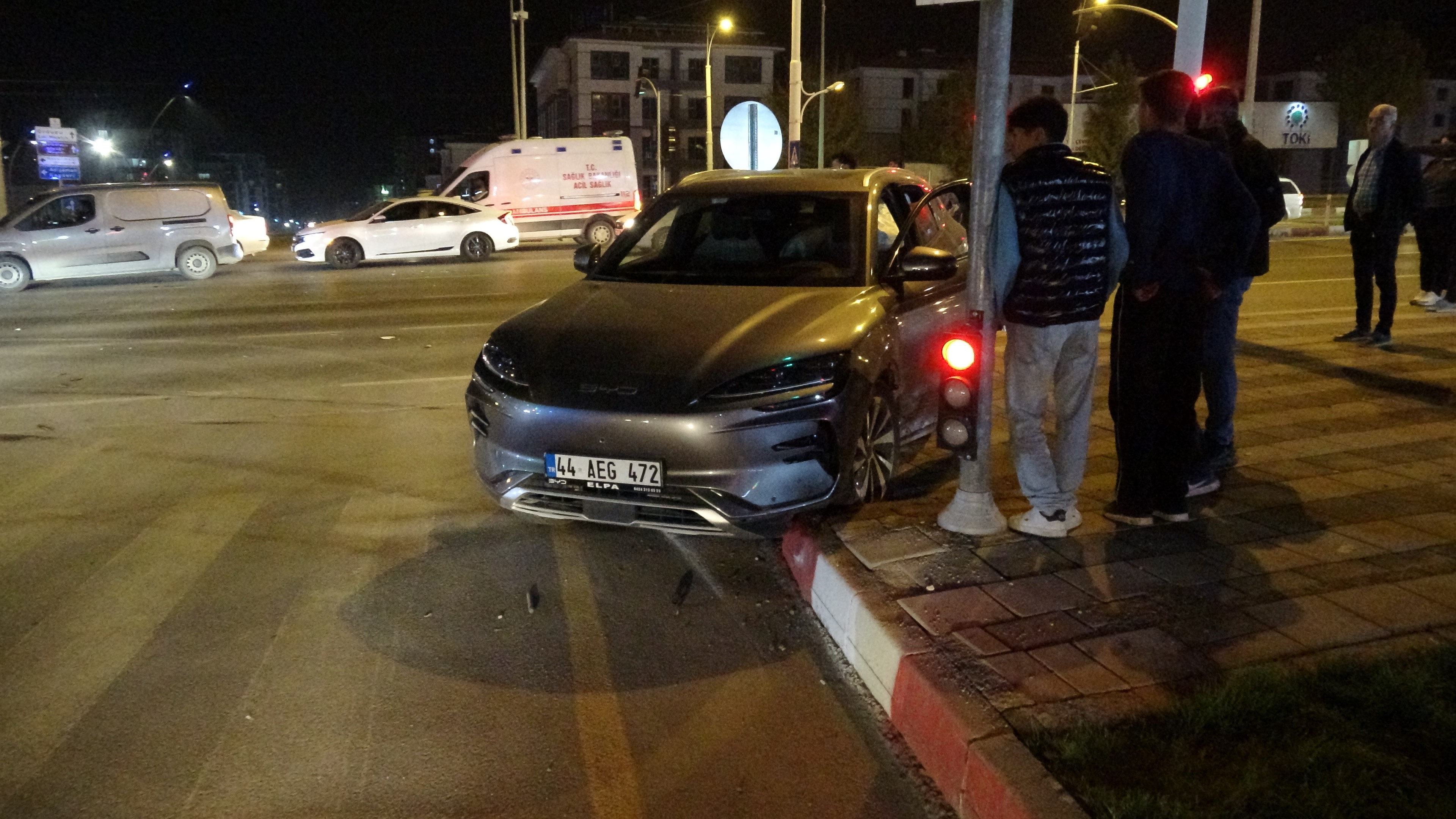 Malatya’da kavşakta iki otomobil çarpıştı: 3 yaralı-1