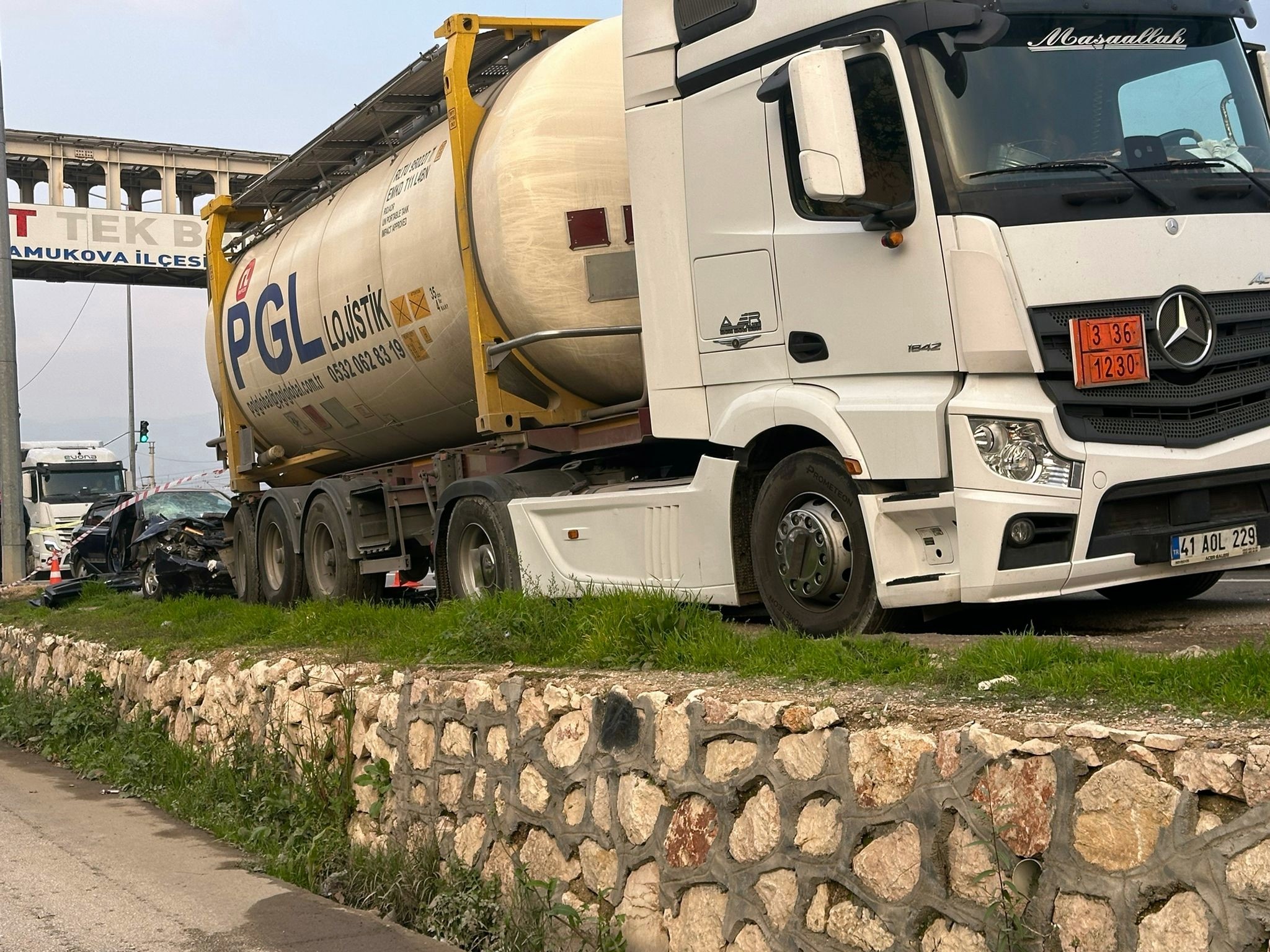 Sakarya’da park halindeki tıra çarpan otomobil hurdaya döndü: 3 yaralı-1