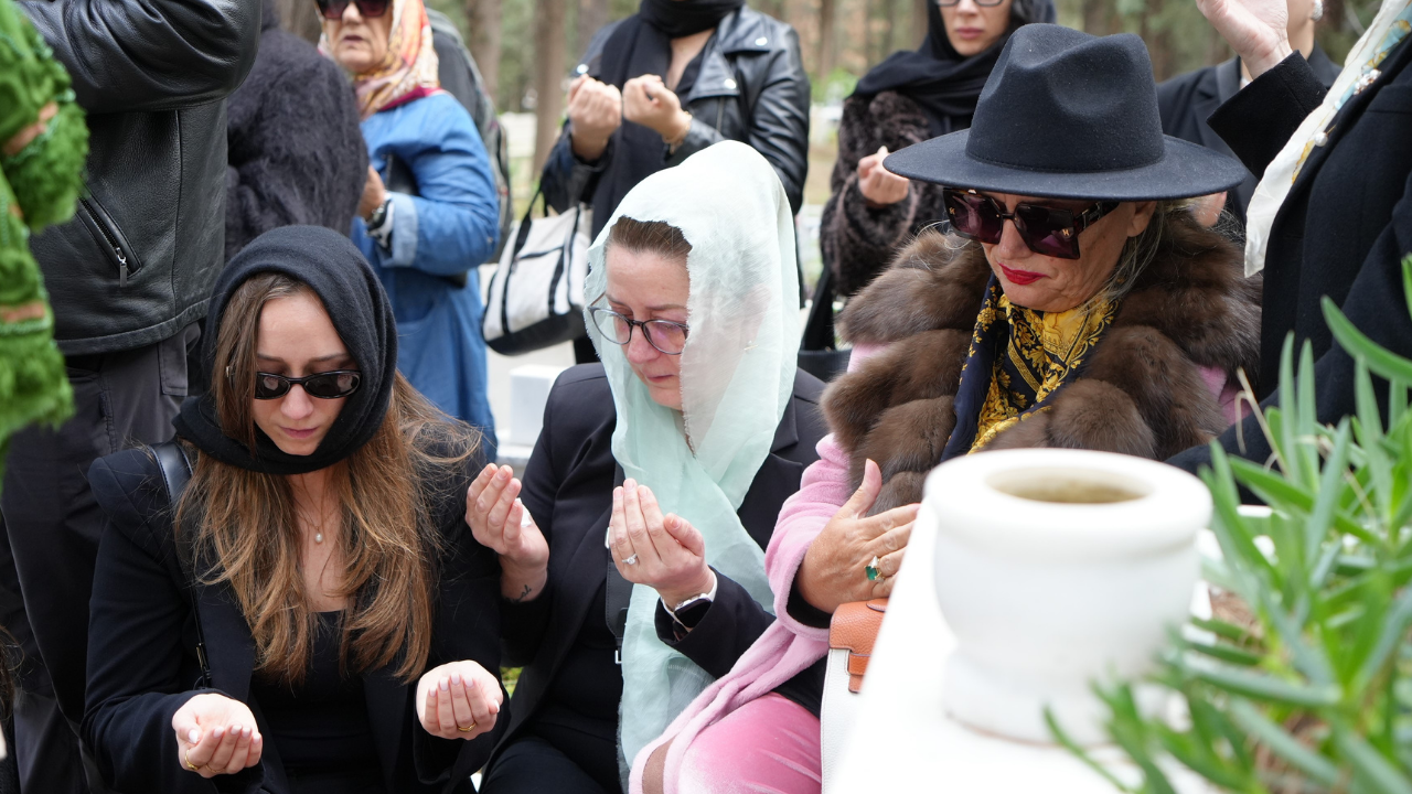 Banu Alkan, Kardeşi Osman Alkan’ı Gözyaşlarıyla Son Yolculuğuna Uğurladı (1)