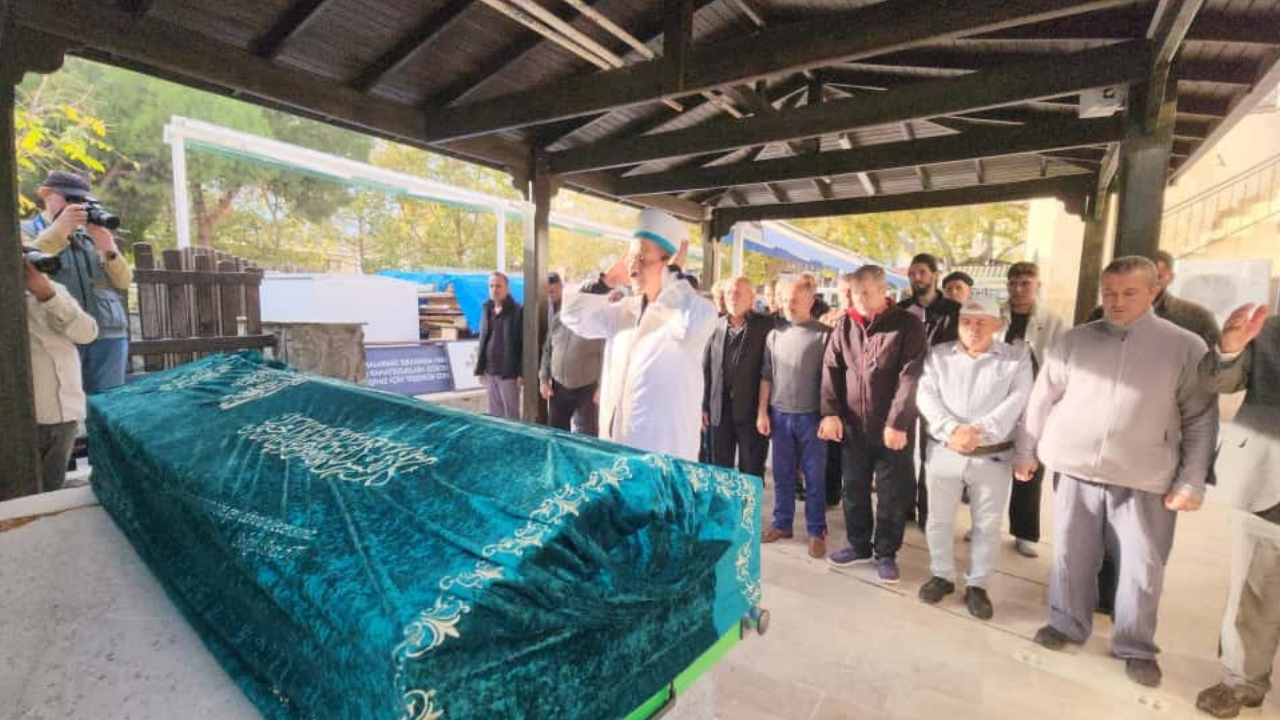 Banu Alkan, Kardeşi Osman Alkan’ı Gözyaşlarıyla Son Yolculuğuna Uğurladı (3)