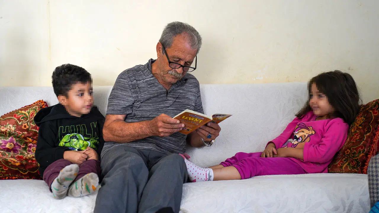 Hayatını Torunlarına Adayan Dede, Kirasını Ödeyemediği İçin Evden Çıkarılmak Üzere 11