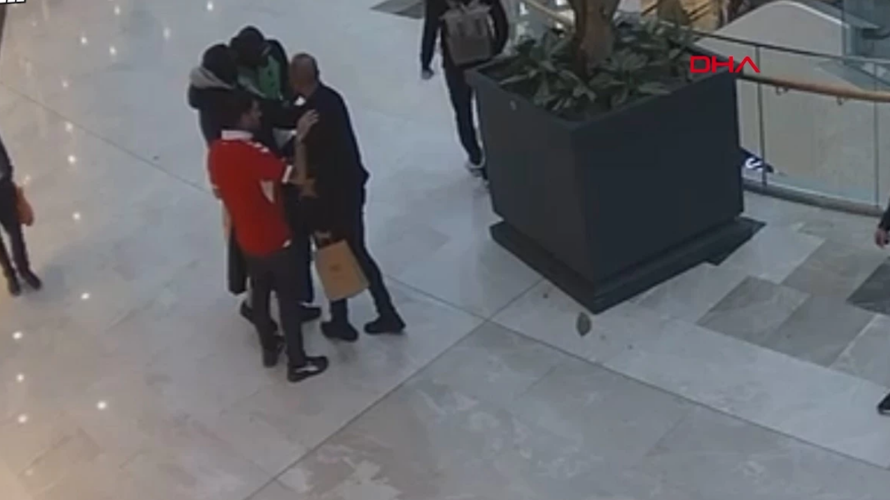 İstanbul’da Avm’de Panik Anları Senegalli Milli Futbolcuya Silah Çekildi (1)