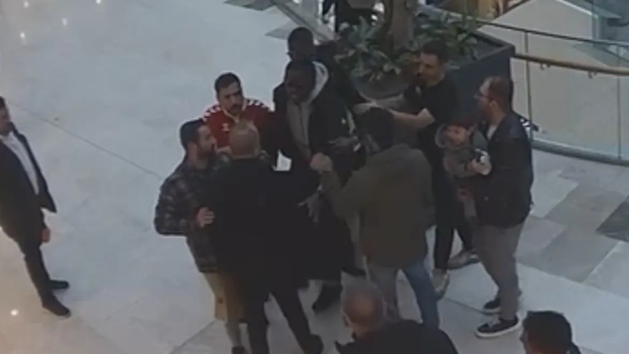 İstanbul’da Avm’de Panik Anları Senegalli Milli Futbolcuya Silah Çekildi (2)