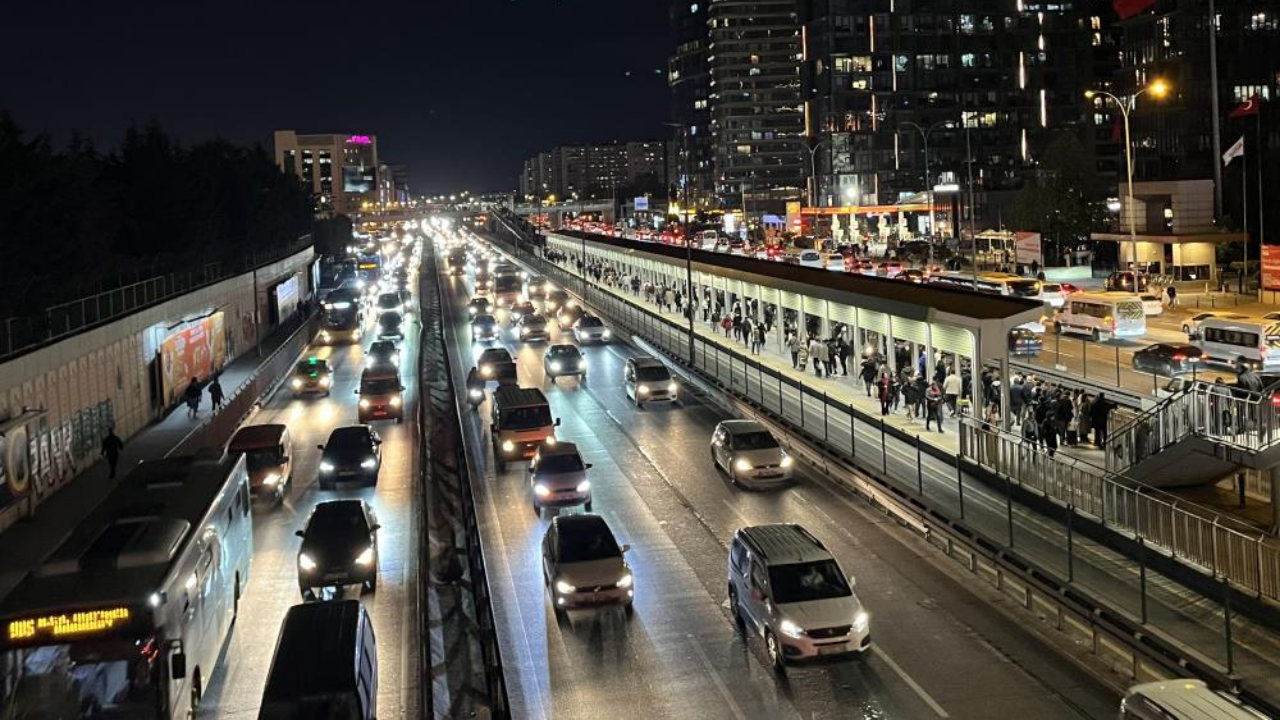 İstanbul’da Trafik Yoğunluğu Akşam Saatlerinde Yüzde 80'E Ulaştı (1)