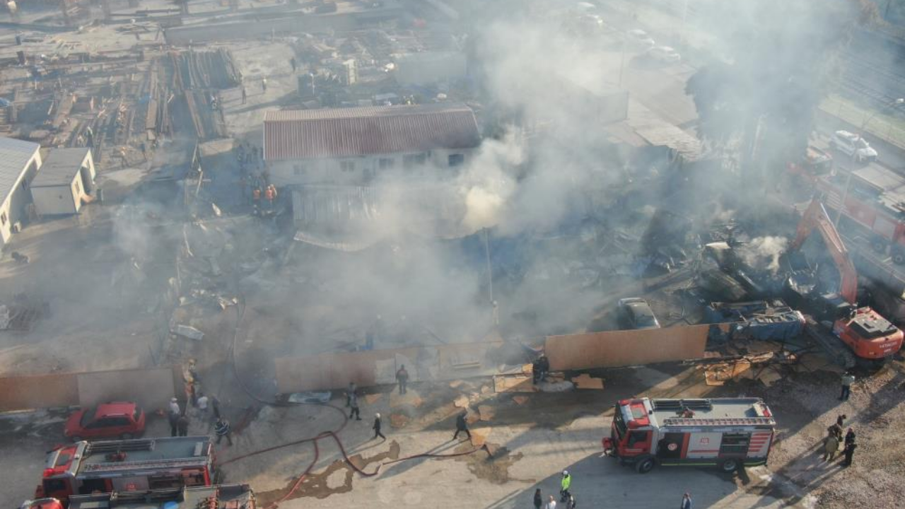 İzmir Bayraklı’da Şantiyede Korkutan Yangın 5 Konteyner Ve 2 Araç Kullanılamaz Hâlde (2)