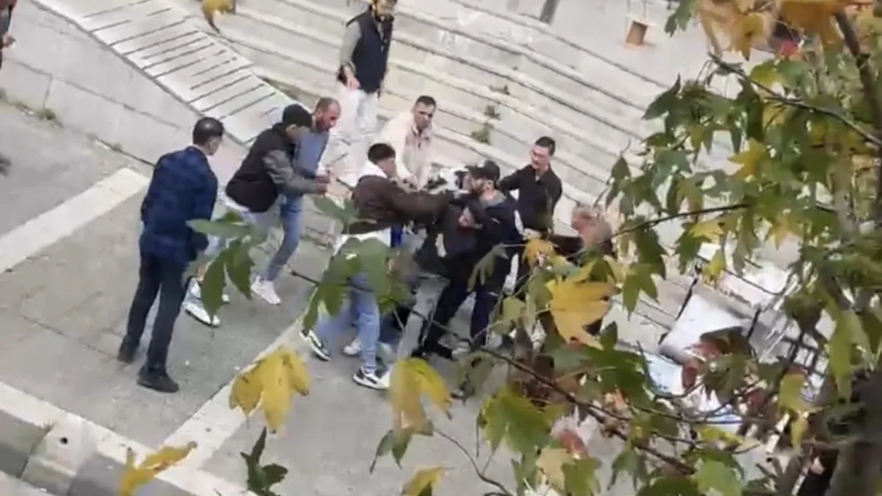 Kağıthane’de 16 Yaşındaki Ağabey, Kardeşini Rahatsız Eden 2 Kişiyi Bıçakladı! (1)