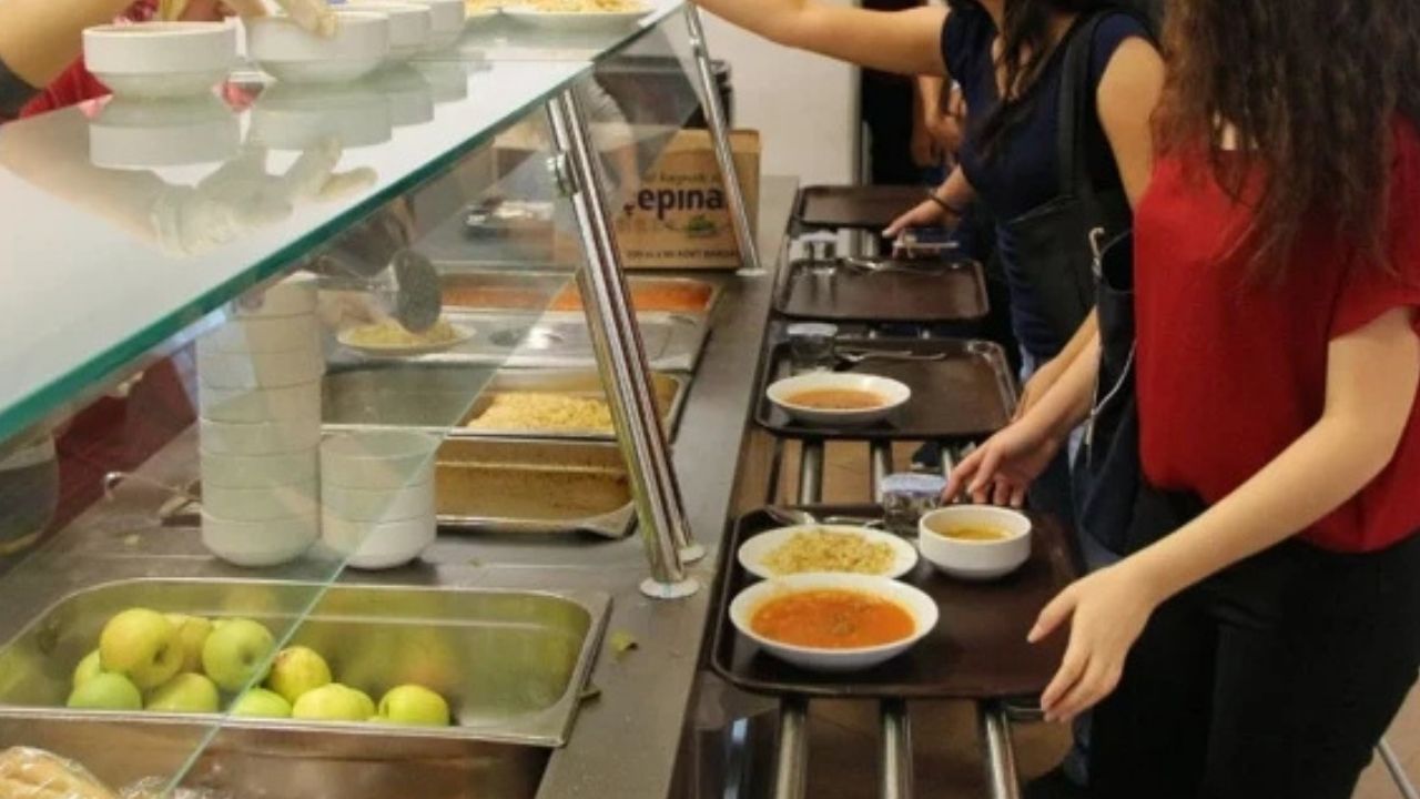 Kız Öğrenci Yurdunda Gıda Zehirlenmesi Şüphesi 40 Öğrenci Hastanelik Oldu (1)