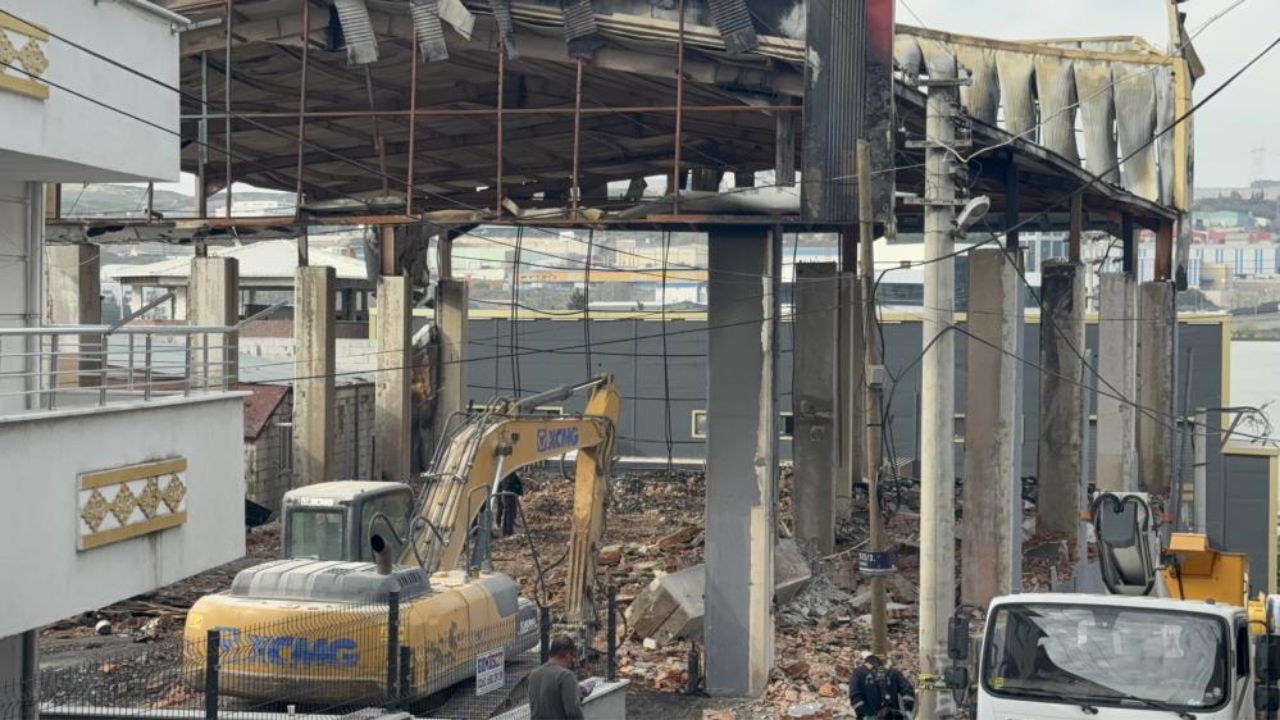 Kocaeli’de 7 Kişiye Mezar Olan Parfüm Fabrikası Yıkılıyor (1)