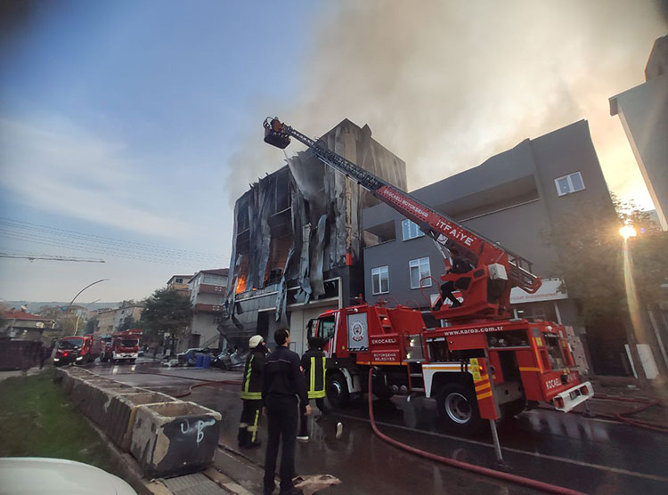Kocaeli’de Parfüm Deposunda Facia 6 Kişi Hayatını Kaybetti, 5 Kişi Yaralandı 1