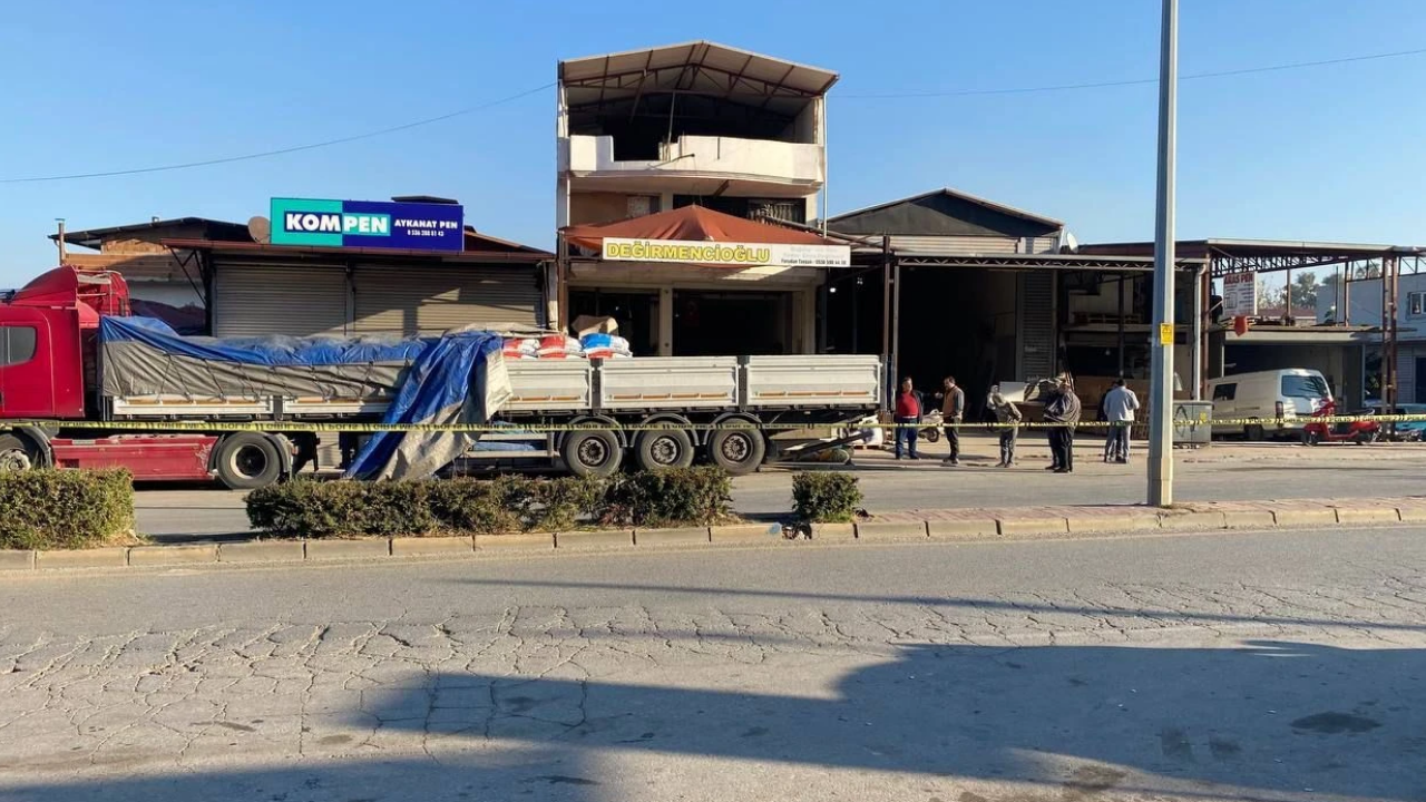 Manisa’da Polis Aracı Tir’la Çarpıştı 1 Şehit, 1 Ağır Yaralı (1)