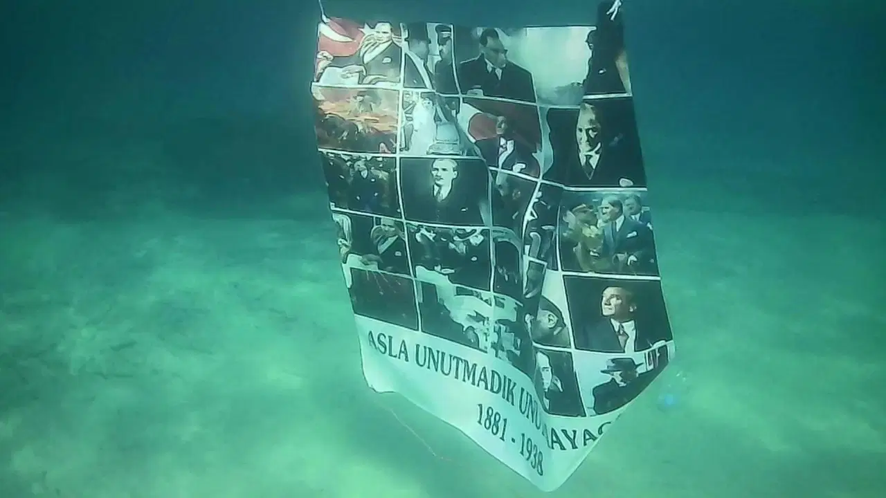 Ulu Önder Atatürk’ü Su Altında Andı1