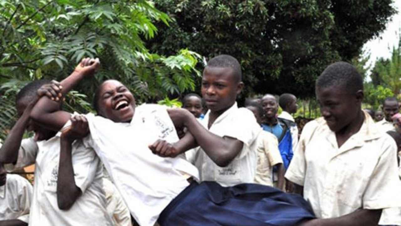 1962'De 18 Ay Süren Gülme Salgını