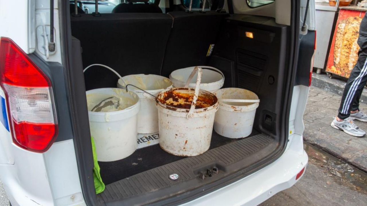 Adana'da Bir Dönerciden Kurtlanmış Salça Ve Turşu Çıktı (1)