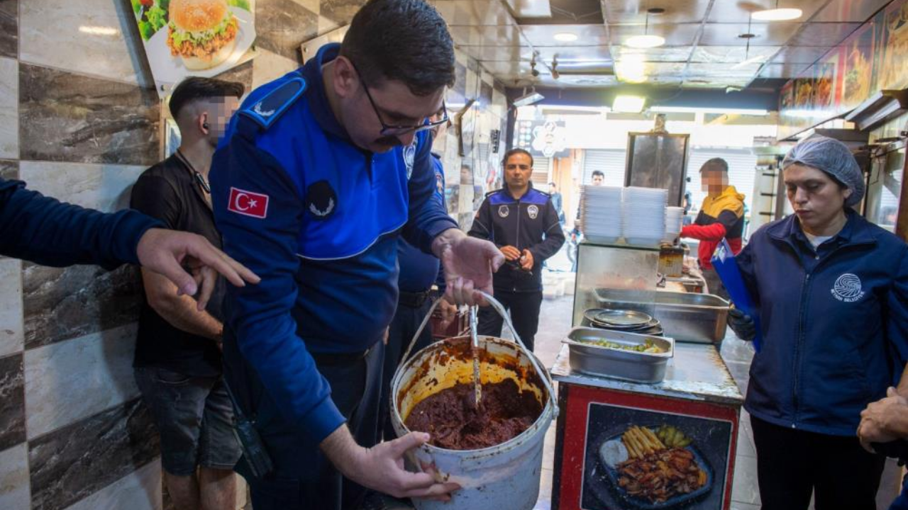 Adana'da Bir Dönerciden Kurtlanmış Salça Ve Turşu Çıktı (2)
