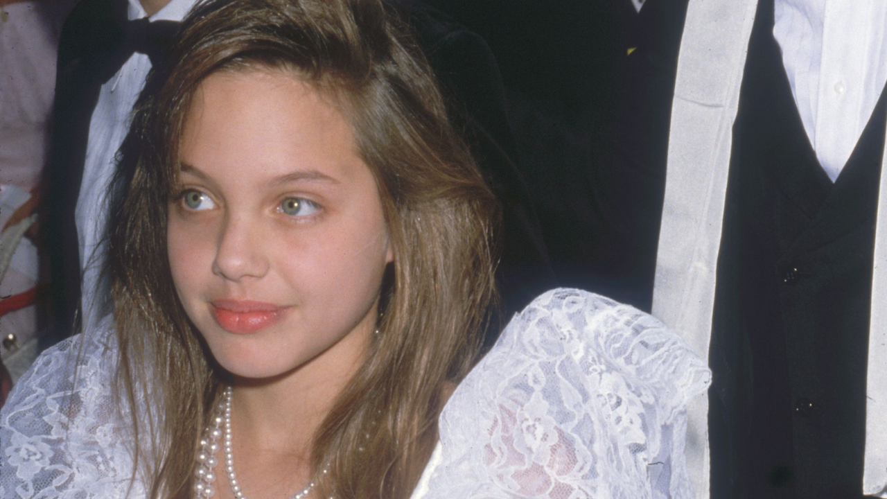 Hollywood’un En Güzel Kadını Angelina Jolie’nin Hayat Hikayesi… (1)