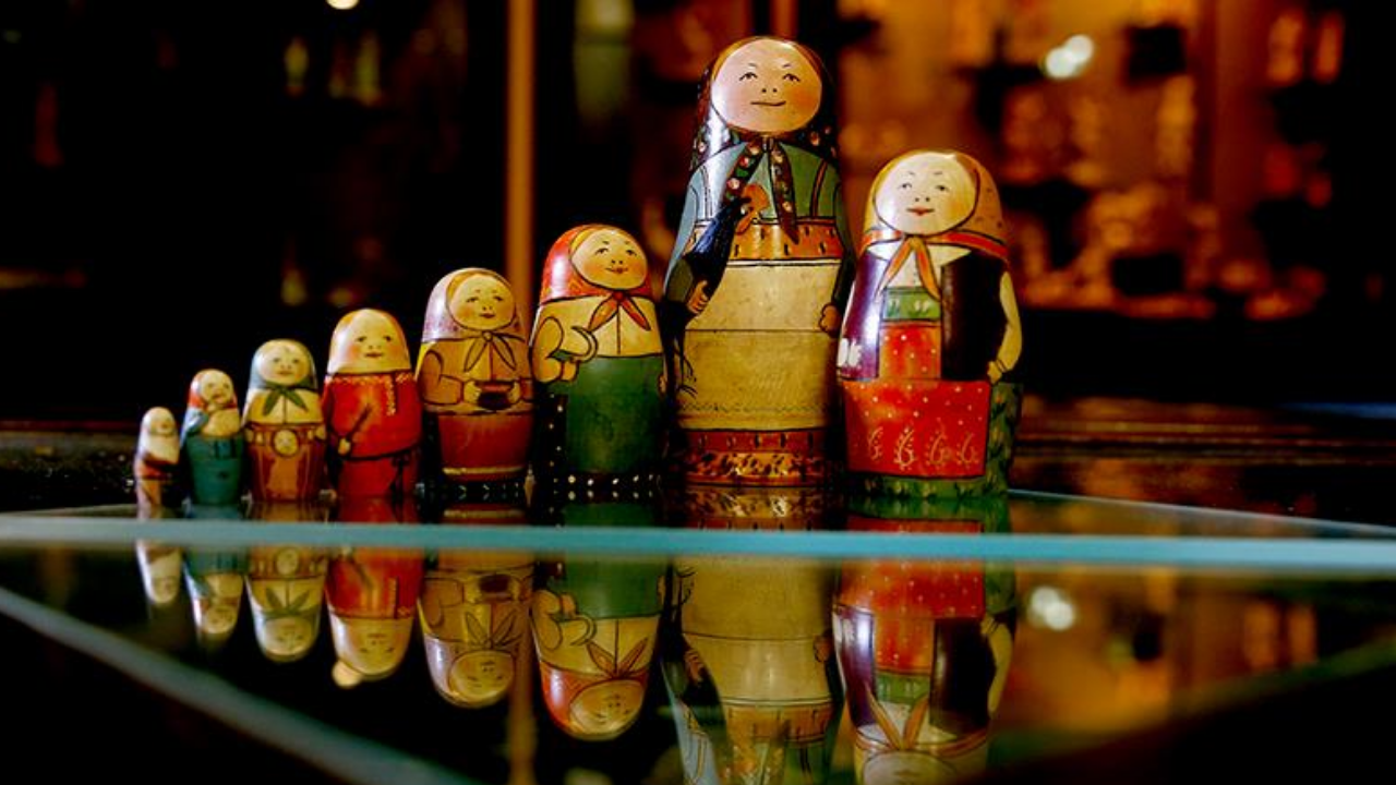 Matruşka'nın Sırrı İçinden Çıkan Her Bebek Bir Hikaye Anlatıyor